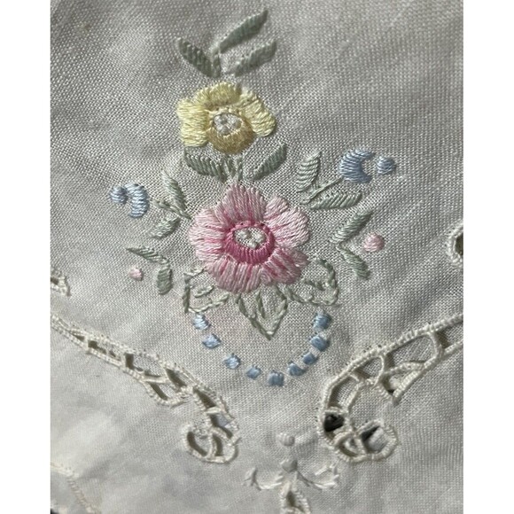 2‎ Vintage Linens Placemats Embroidered Cutwork Floral Italian Romantic Cottage - Picture 5 of 7